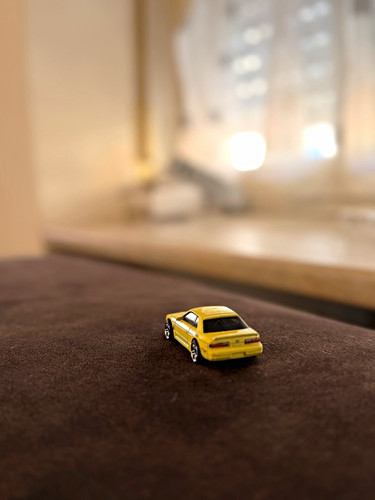 Gelbes spielzeugauto pkw - gelbes,