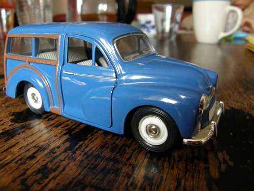Automodell eines blauen morris - automodell,